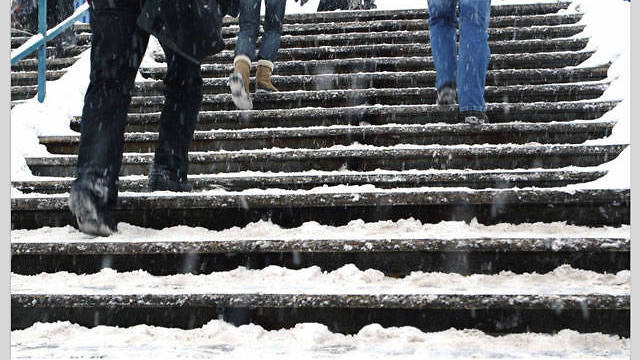 SafetyBytes® - Negotiating Steps During the Winter